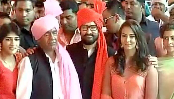 &#039;Haanikaarak Bapu&#039; Aamir Khan attends real Geeta Phogat&#039;s wedding! Pics inside