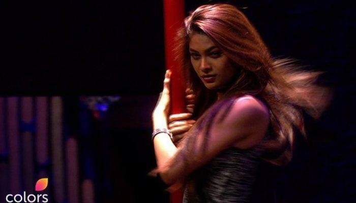 Bigg Boss 10: Lopamudra&#039;s sizzling pole dance sets temperatures soaring, WATCH