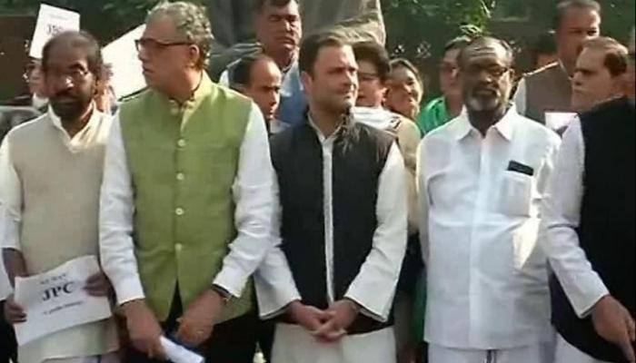 Demonetisation: Opposition parties hold protest against currency ban outside Parliament