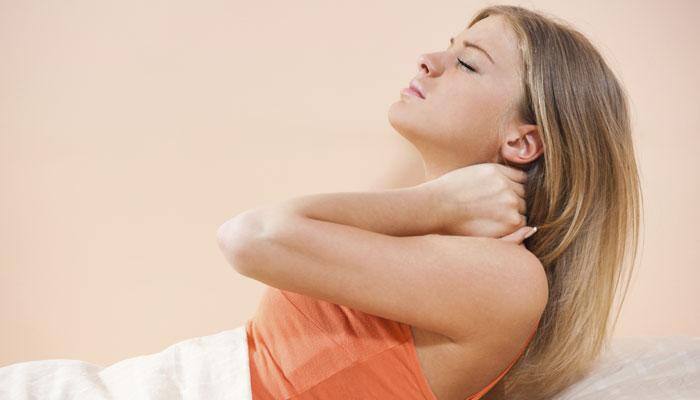 Suffering from stiff neck? Try these simple ways to treat the pain!