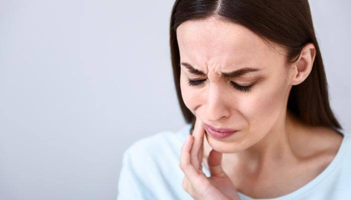 Oral hygiene: Try these natural remedies to treat gum pain!
