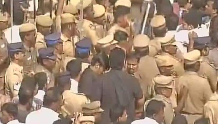 Jayalalithaa&#039;s last rites: Police resort to lathicharge as sea of humanity throng Rajaji Hall for glimpse of Amma - WATCH