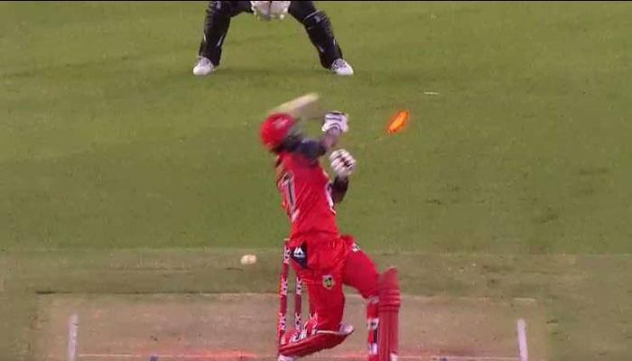 WATCH: Dwayne Bravo's bizarre dismissal in BBL 2016 that got everyone laughing