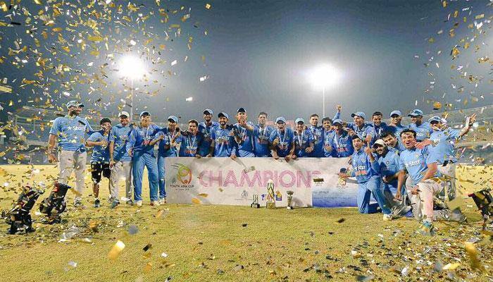 PHOTOS: Mentor Rahul Dravid in RARE POSE with his champions