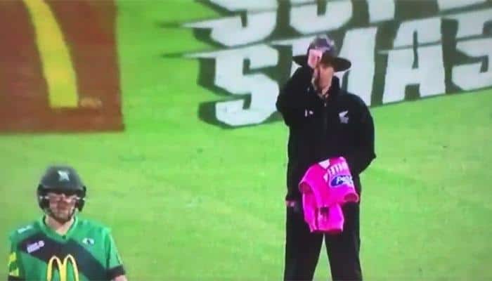Billy Bowden changes his mind mid-decision in hilarious style — VIDEOS