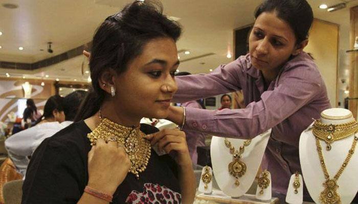 Gold price extends losses, settles at Rs 27,800 per 10 grams