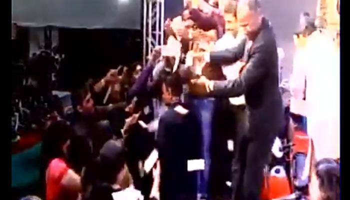 WATCH: It&#039;s raining cash! Rs 40 lakhs in Rs 10, Rs 20 notes showered on singers in Gujarat