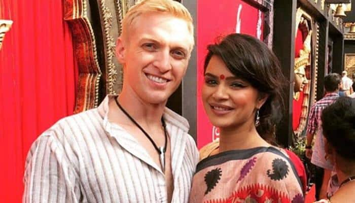 Aashka Goradia gets engaged to American boyfriend Brent G