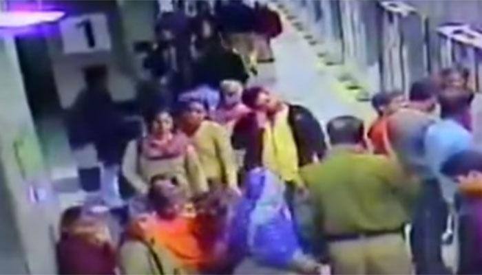 Head constable shames Delhi Police; caught on camera ‘helping’ thieves, suspended - WATCH Video