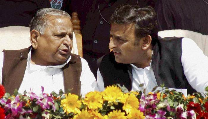 Samajwadi Party symbol row: EC asks Akhilesh, Mulayam to reply on each other&#039;s petitions by January 9