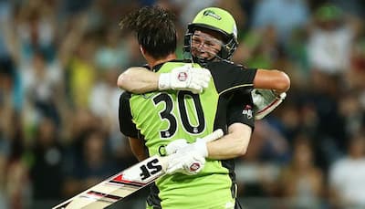 WATCH: Eoin Morgan hits 'unbelievable' last-ball six to win BBL match for Sydney Thunder
