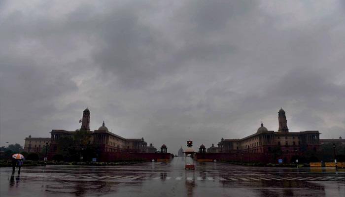 Rainy morning in Delhi; 70 trains delayed, 7 cancelled due to fog