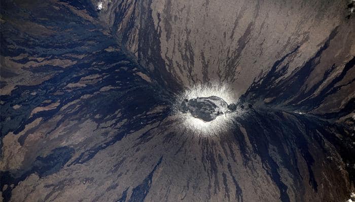 This is how Hawaii&#039;s Mauna-Loa volcano looks like from space station!