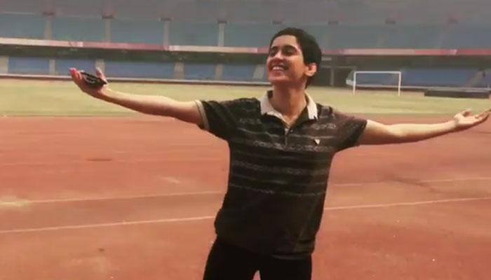 Sanya Malhotra recreates Shah Rukh Khan's 'Mitwa' moment and it is too good to miss!