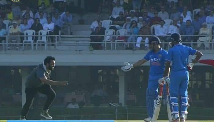 Pitch invader escapes security personnel to touch MS Dhoni's feet – Watch Video