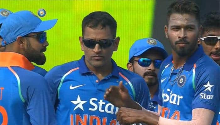 India vs England, Pune ODI: MS Dhoni still the boss; convinces Virat Kohli with spot on DRS call — WATCH