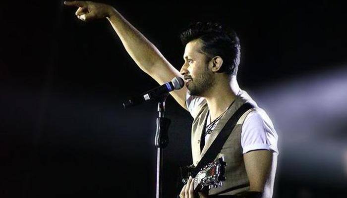 Atif Aslam stops concert, rescues girl