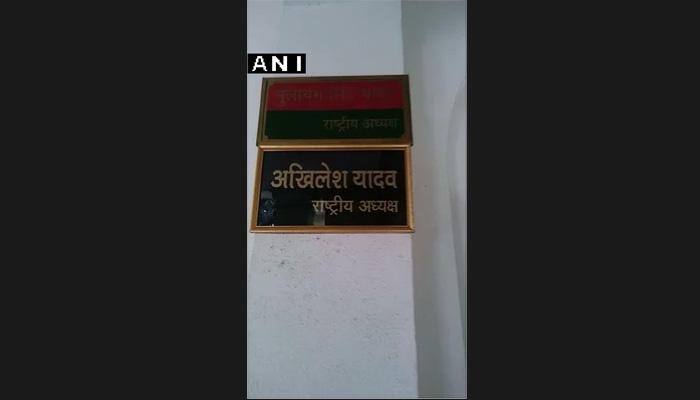 Mulayam vs Akhilesh: Samajwadi Party's H.Q. has two presidents