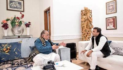 Akhilesh Yadav takes Mulayam's blessings, tweets 'cycle chalti jayegi...aage badhti jayegi'