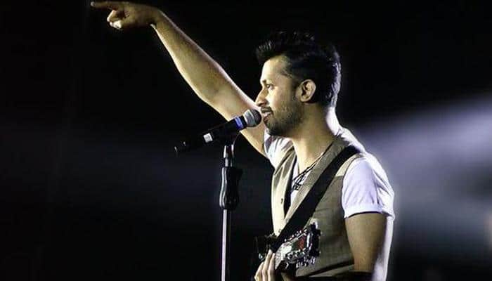 Atif Aslam halts concert midway, rescues female from being harassed! - Watch