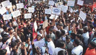 Thousands of Jallikattu lovers camp on Chennai's Marina Beach, want ban lifted