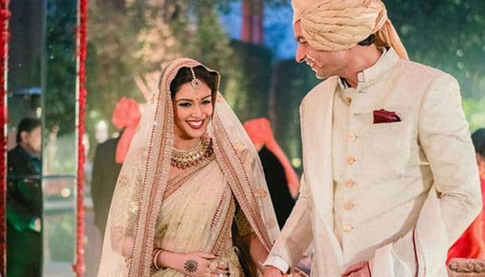 Micromax honcho Rahul Sharma wishes &#039;happy anniversary&#039; to wifey Asin Thottumkal in total Bollywood style!