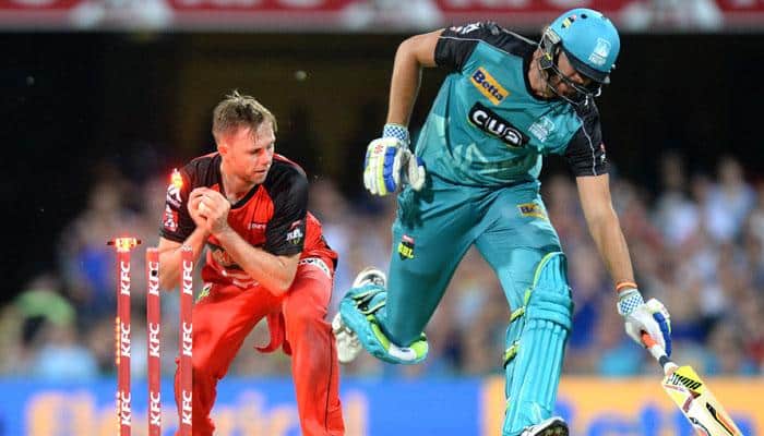 Melbourne Renegades beat Brisbane Heat by 1 run in final over including 2 sixes, 3 wickets and 4 wides - Watch