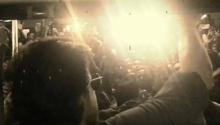 'Raees' promotion by train: Huge crowd erupts at Vadodara to see Shah Rukh Khan; 1 reported dead in lathicharge