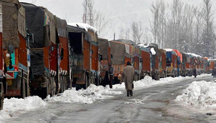 Record snowfall cuts off Kashmir Valley, avalanche warning issued