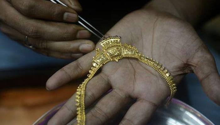 Gold holds out on global uptrend, higher buying