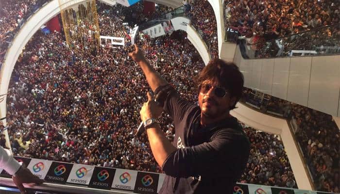 &#039;Raees&#039; promotions: Pune showers unconditional love on Shah Rukh Khan – See pics