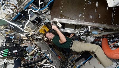 French astronaut Thomas Pesquet tilts a 200-kg rack with just one finger! 