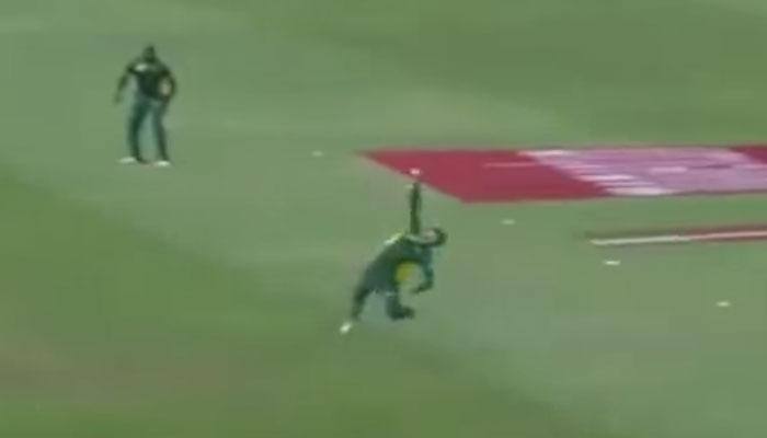 WATCH: Faf du Plessis takes superb one-handed catch to dismiss Sri Lanka&#039;s Dickwella during 2nd ODI