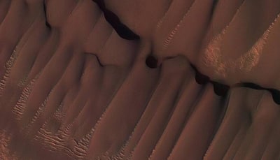 Summer on Red Planet - New image from HiRISE reveals dune field formed near base of the North Polar cap (See pic)