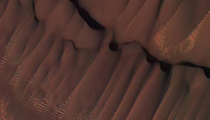 Summer on Red Planet - New image from HiRISE reveals dune field formed near base of the North Polar cap (See pic)