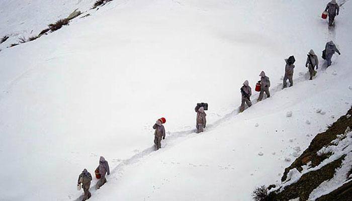 J&amp;K: Jawan forced to trek through snow, carries mother&#039;s dead body on shoulder