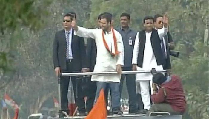 Akhilesh, Rahul flaunt friendship at Agra roadshow; vow to build UP together