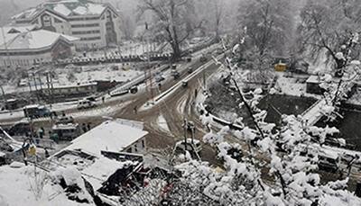 Fresh snowfall in Patnitop and Bannihal sectors, Jammu-Srinagar highway closed