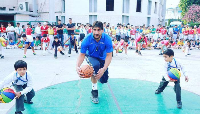 Rare video of Indian giant Satnam Singh Bhamara slam dunking in US — MUST WATCH