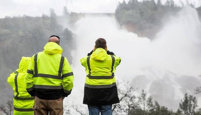 California crews rush to fix dam before new storms hit