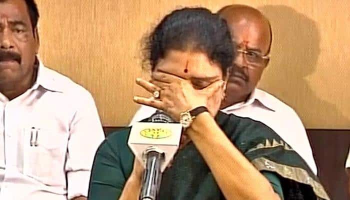 Sasikala breaks down while addressing MLAs, says &#039;no force can separate me from AIADMK&#039;