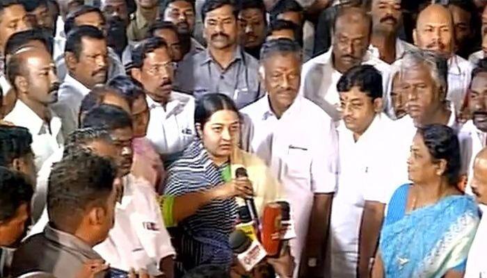 Panneerselvam pays homage to Jayalalithaa, Deepa Jayakumar joins him