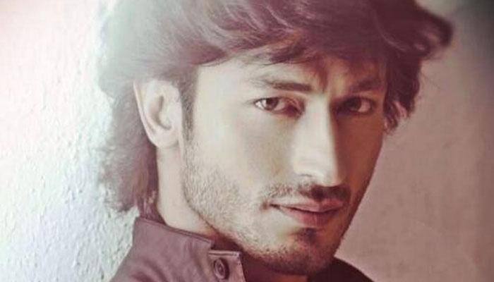 Ajay Devgn is the real desi action hero: Vidyut Jammwal