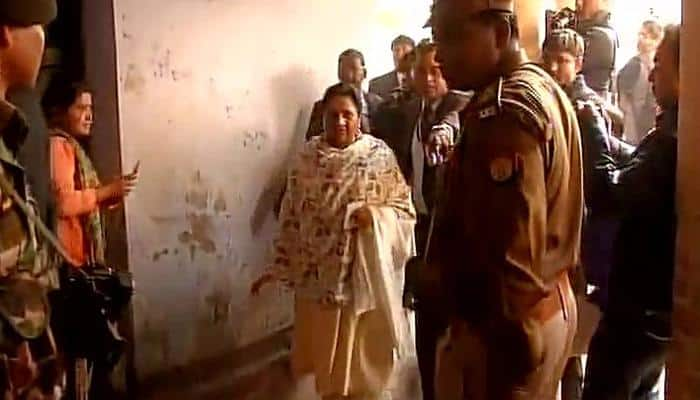 UP polls 2017: Mayawati casts vote in Lucknow, claims a wave in BSP favour 