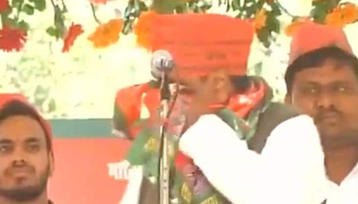 Rape-accused Samajwadi Party leader Gayatri Prajapati breaks down during Amethi rally, says court will do justice to him