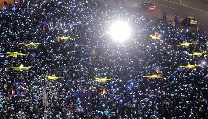 Thousands of Romanians form EU flag at anti-government rally