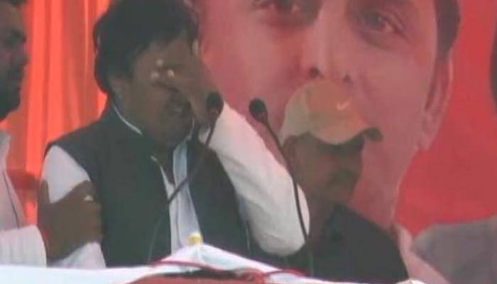 Samajwadi Party candidate PD Tiwari broke out into tears in presence of Akhilesh Yadav on stage – Here's why 