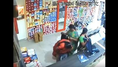 Hilarious! Women thieves conceal goods under their saris at apparel store - Must Watch