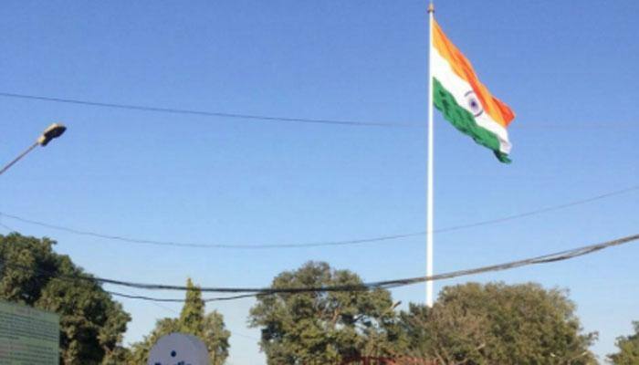 India hoists tallest tricolour at Attari; it&#039;s visible from Lahore! 