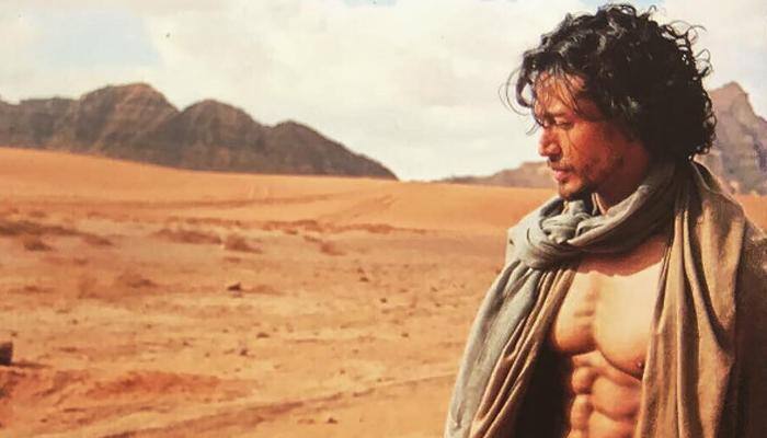 Tiger Shroff took a train ride but no one noticed! WATCH